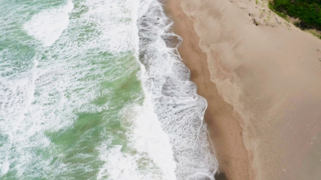 海滩和海浪鸟瞰图视频素材