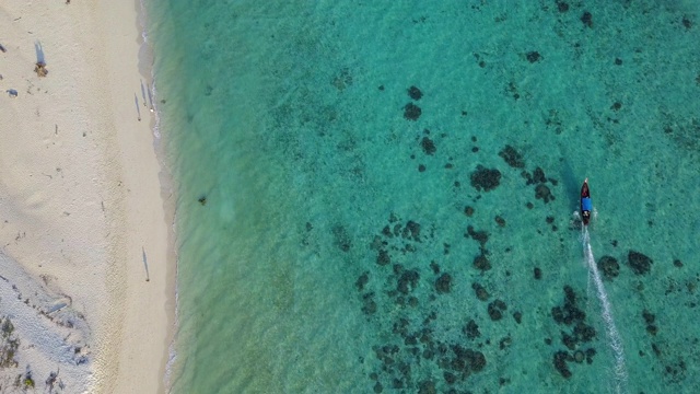 鸟瞰图，夏日五彩缤纷的海景，船和热带海滩。视频素材