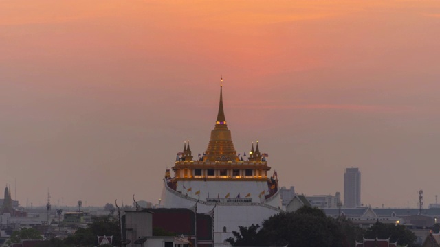 时间流逝的金山塔，佛教寺庙或Wat Saket与曼谷市中心的太阳，城市城市与日落的天空，泰国。泰国建筑景观背景。视频素材