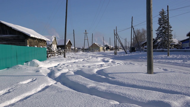 冬季，俄罗斯远东地区科列马公路上的雅库特村庄Tyungyulyu被大雪覆盖视频素材