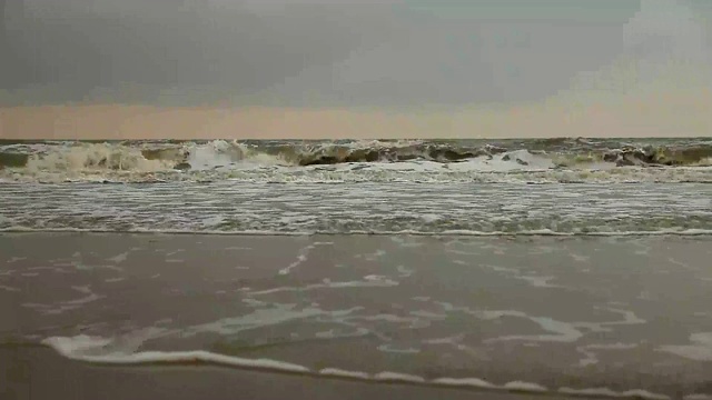 海滩与暴风雨的天空云。视频素材