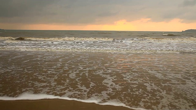 海滩与暴风雨的天空云。视频素材