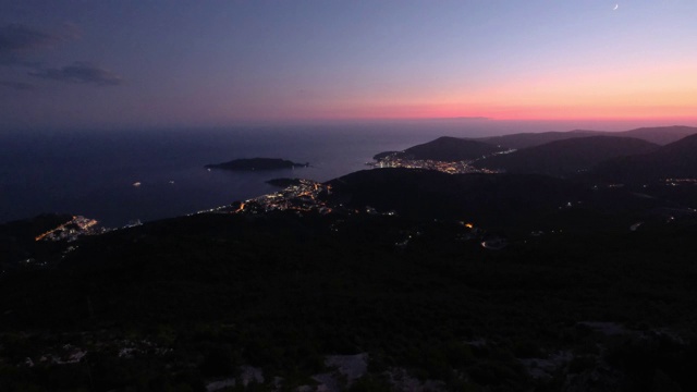 布德瓦里维埃拉夜海岸线。黑山，巴尔干半岛，亚得里亚海。从山顶上看山路。视频素材