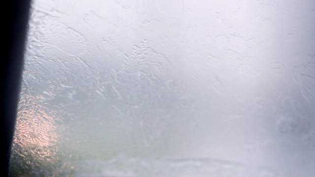 恶劣的驾驶条件，暴雨期间汽车雨点溅到挡风玻璃上视频素材