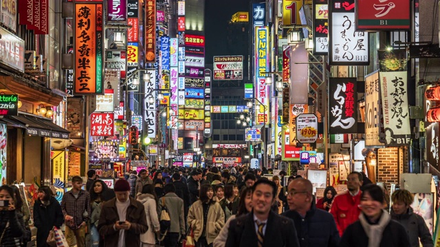 在东京新宿，人群步行在购物街上的一段时间视频素材