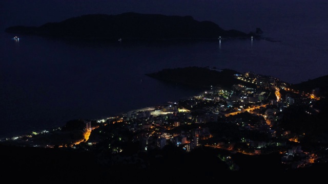 布德瓦里维埃拉夜海岸线。黑山，巴尔干半岛，亚得里亚海。从山顶上看山路。视频素材