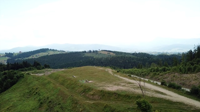 无人机镜头视图:飞行在夏季山脉与森林，田野。喀尔巴阡山脉，乌克兰，欧洲。雄伟的景观。美丽的世界视频素材