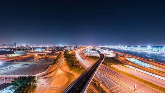 高空俯瞰现代机场交通网络从黄昏到夜晚的过渡视频素材