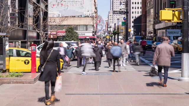 时光流逝:美国纽约市中心自由街附近曼哈顿下城拥挤的人群。视频素材