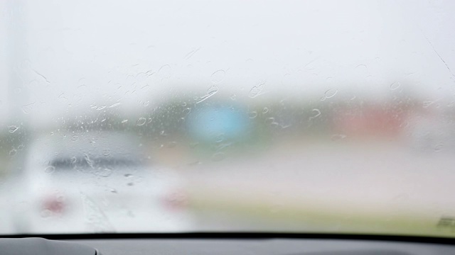 雨刷在雨天行驶视频素材