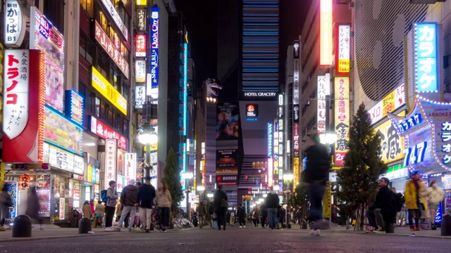 时光流逝:东京新宿歌舞伎町挤满了行人和游客视频素材