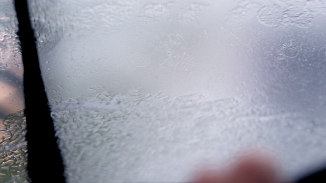 暴雨期间，汽车雨点溅在挡风玻璃上，驾驶条件恶劣视频素材