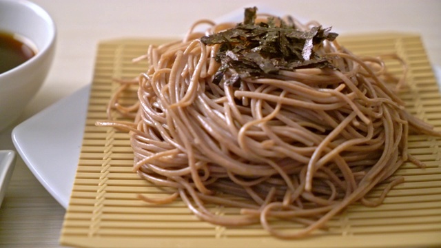 冷荞麦荞麦面或扎鲁拉面-日本食物风格视频素材