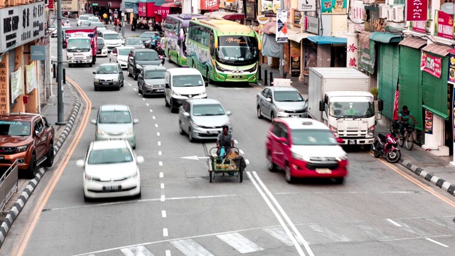 马来西亚乔治镇公路交通的时间流逝视图。视频素材