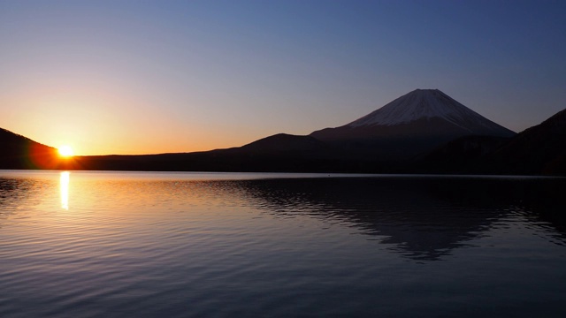 日本元津湖上的日出和富士山视频素材