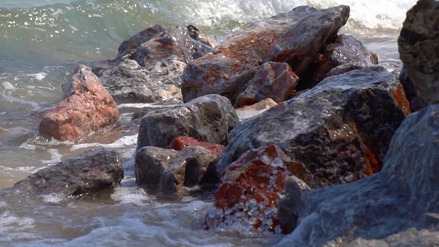 慢动作的小海浪在海景，海滩的波浪，海浪打破海滩。视频素材