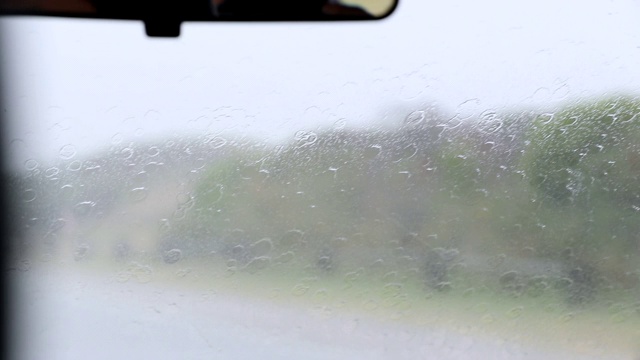 雨刷在雨天行驶视频素材