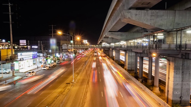 泰国曼谷坎查那非塞克路，夜间高峰时段高速公路交通堵塞。视频素材