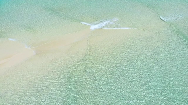 航拍太平洋旅游浅水区的沙洲。乌维亚岛，新喀里多尼亚旅游局。视频素材