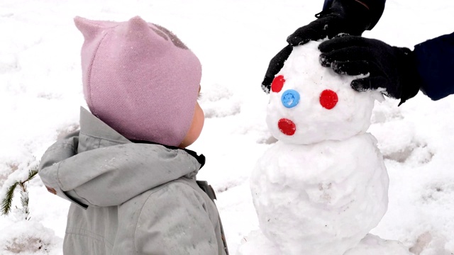 在冬天的街道上有雪人的婴儿视频素材