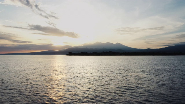 无人机的日落在海上，无人机飞近亚洲的海洋日落和美丽的山脉和火山视频素材