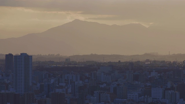 一个黄昏的全景城市景观在城市城市在东京长镜头视频素材