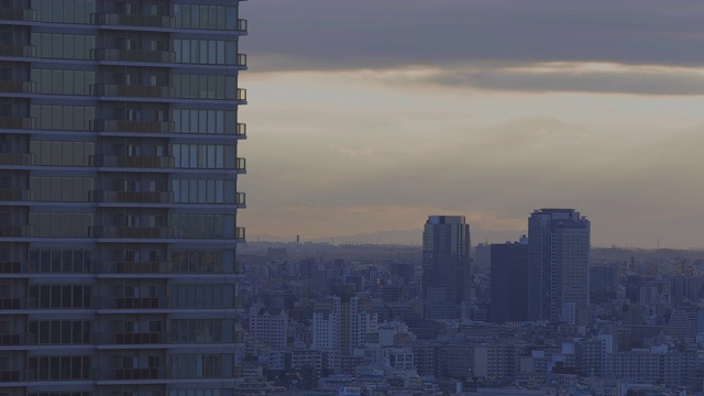 一个黄昏的全景城市景观在城市城市在东京长镜头视频素材