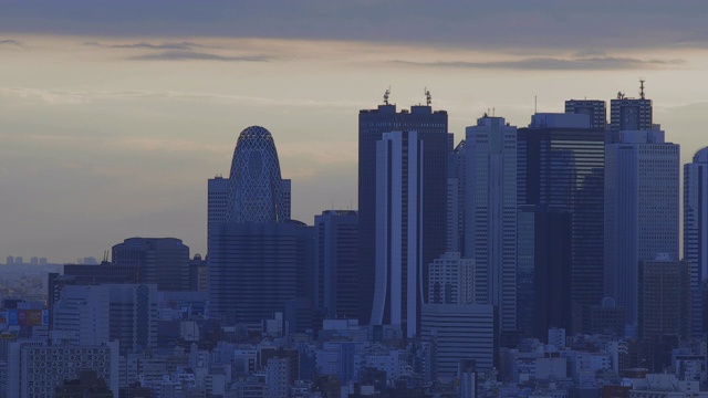 一个黄昏的全景城市景观在城市城市在东京长镜头视频素材