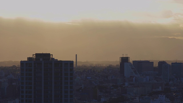 一个黄昏的全景城市景观在城市城市在东京长镜头视频素材