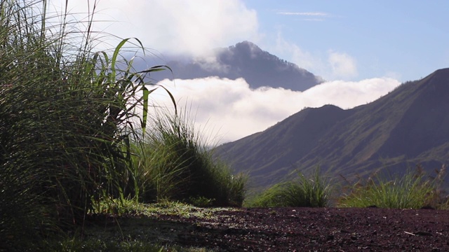 火山的观点在云拂晓。印尼巴厘岛视频素材