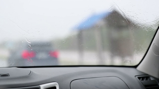 雨刷在雨天行驶视频素材