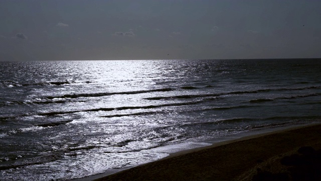 高角度海浪海滩，与以往相反。视频下载