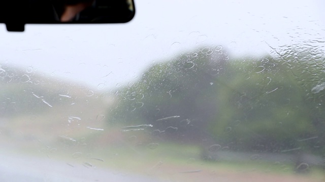 雨刷在雨中行驶视频素材