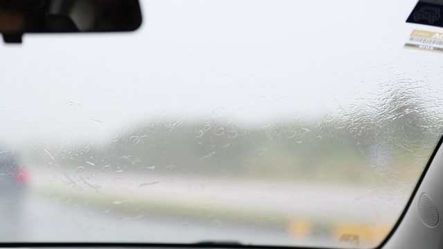 雨刷在雨天行驶视频素材