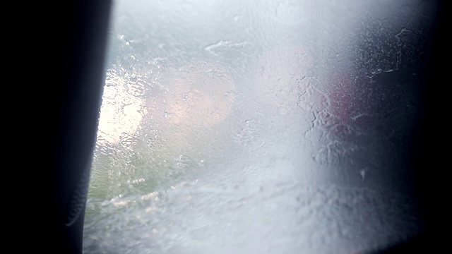 雨刷运动在雨天行驶慢镜头120fps视频素材