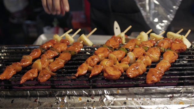 烹饪传统的泰国肉串视频素材