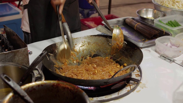 烹饪传统的亚洲泰式炒粉视频素材