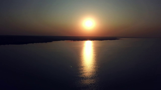 海湾日落鸟瞰图视频素材