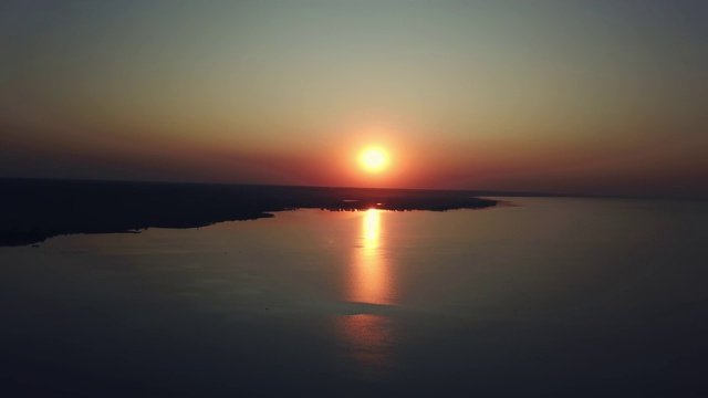 海湾日落鸟瞰图视频素材