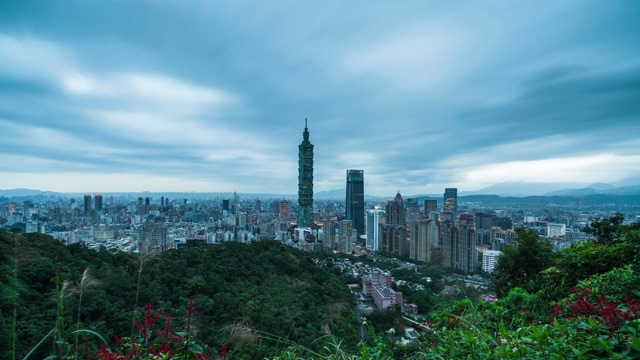 台北市景白天与地标101塔过渡视频素材