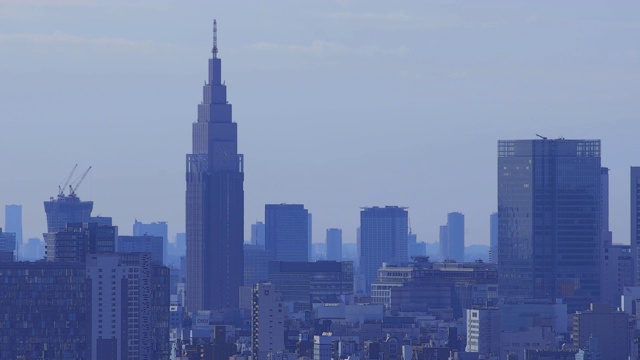 一个高角度的城市景观在东京城市的长镜头白天视频素材