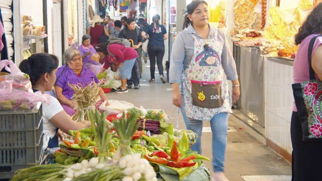 蔬菜摊位。墨西哥瓦哈卡的室内食品市场视频素材