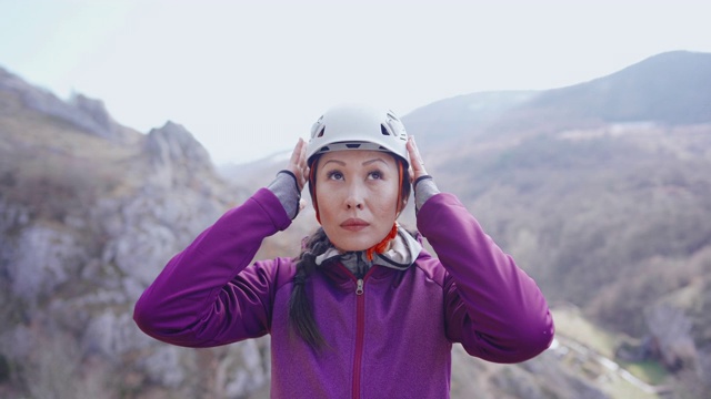 女人戴上安全帽视频素材