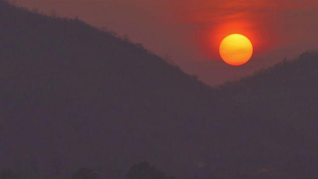 时光流逝的夕阳与山景的黄昏视频素材