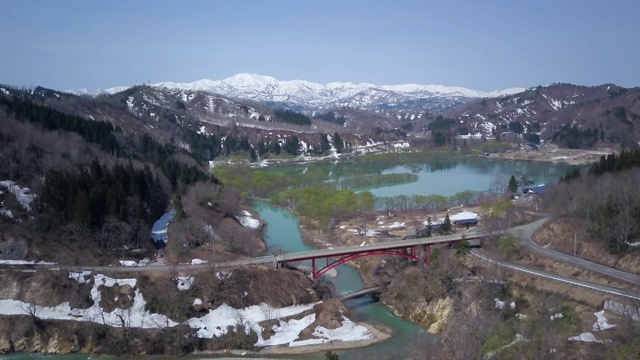 WS航空白川湖和饭出山，山形县，日本视频素材