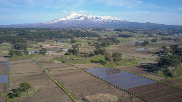 WS空中Chokai山和稻田，Yuza，山形县，日本视频素材