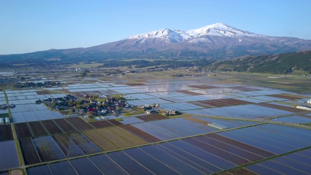 WS空中Chokai山和稻田，Yuza，山形县，日本视频素材