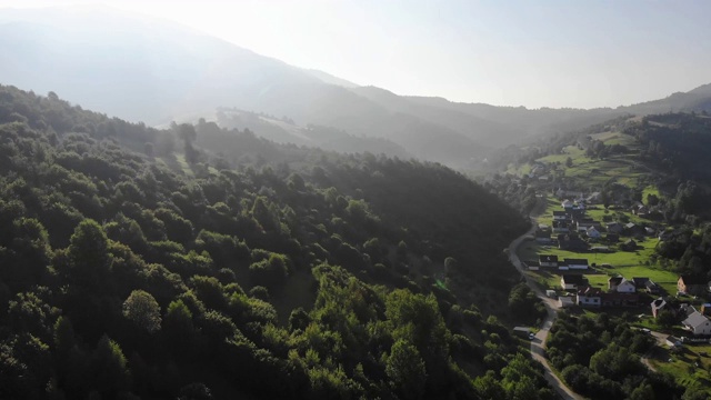 山谷与村庄鸟瞰图在早上视频素材