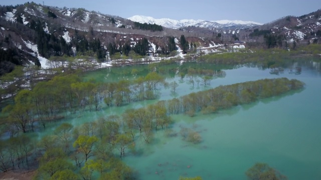 WS航空白川湖和饭出山，山形县，日本视频素材