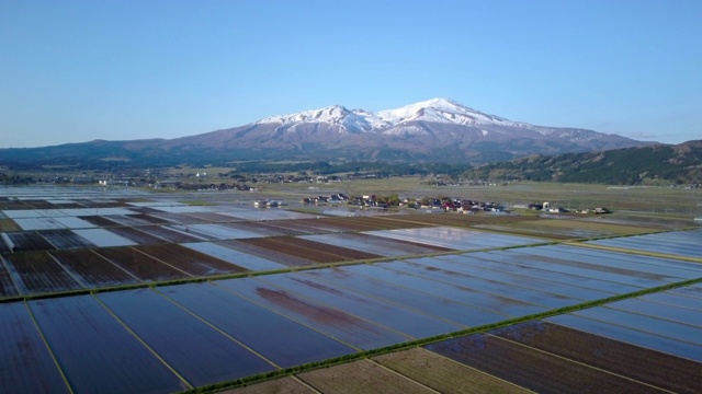 日本山形县由扎的秋开山和稻田视频素材